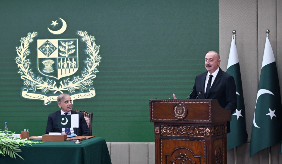 Алиев обсудил проекты оборонной промышленности с премьер-министром Пакистана