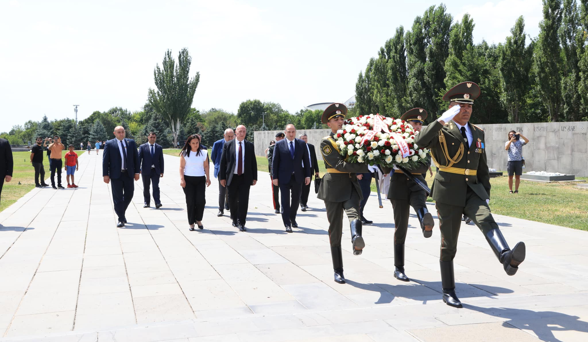 Minister of Defense of Georgia visited Armenian Genocide Victims Memorial