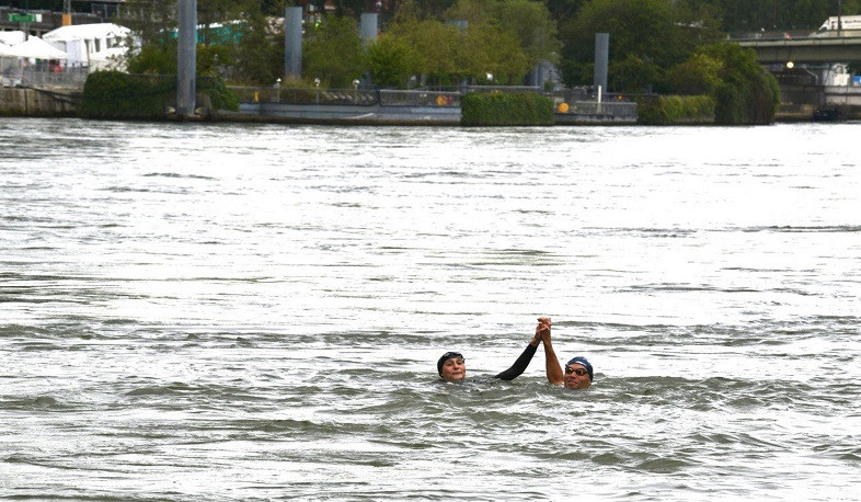 French sports minister swam in Seine
