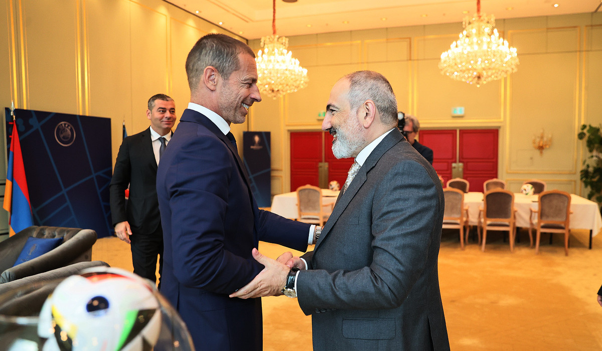 Քննարկվել են  Հայաստանում ֆուտբոլի զարգացմանը վերաբերող հարցեր․ վարչապետը հանդիպել է ՈՒԵՖԱ-ի նախագահի հետ
