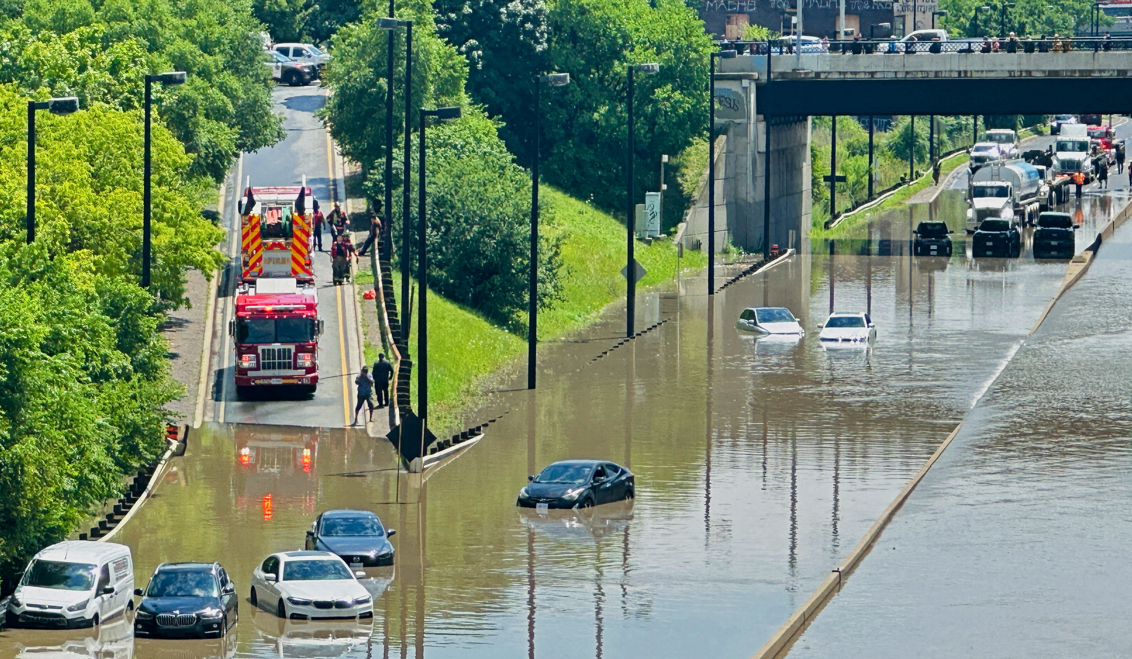 Heavy rain floods highways, cuts power in Toronto