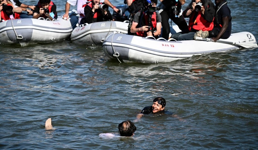Paris mayor Hidalgo bathes in the Seine to dispel water quality woes
