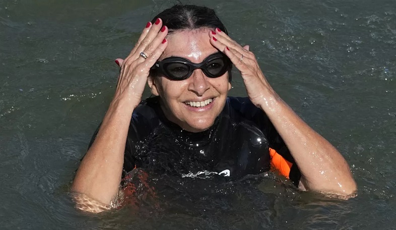 Փարիզի քաղաքապետը լողացել է Սենում՝ oլիմպիական խաղերից առաջ գետի մաքրությունը ցույց տալու համար