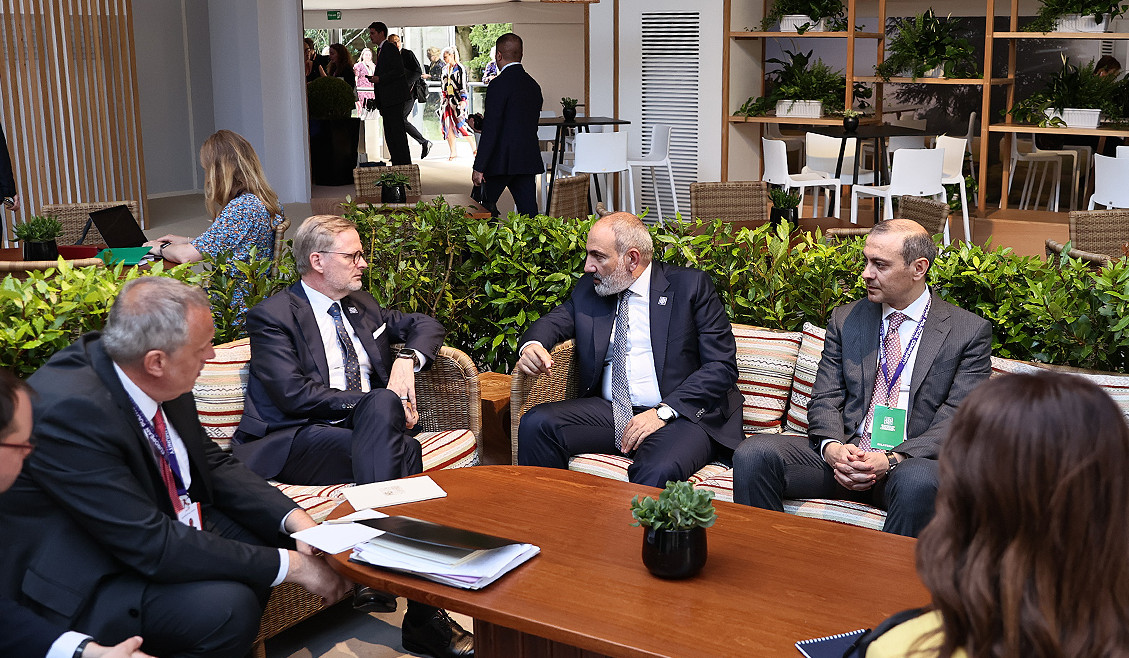 Prime Ministers of Armenia and the Czech Republic meet in the sidelines of the European Political Community Summit