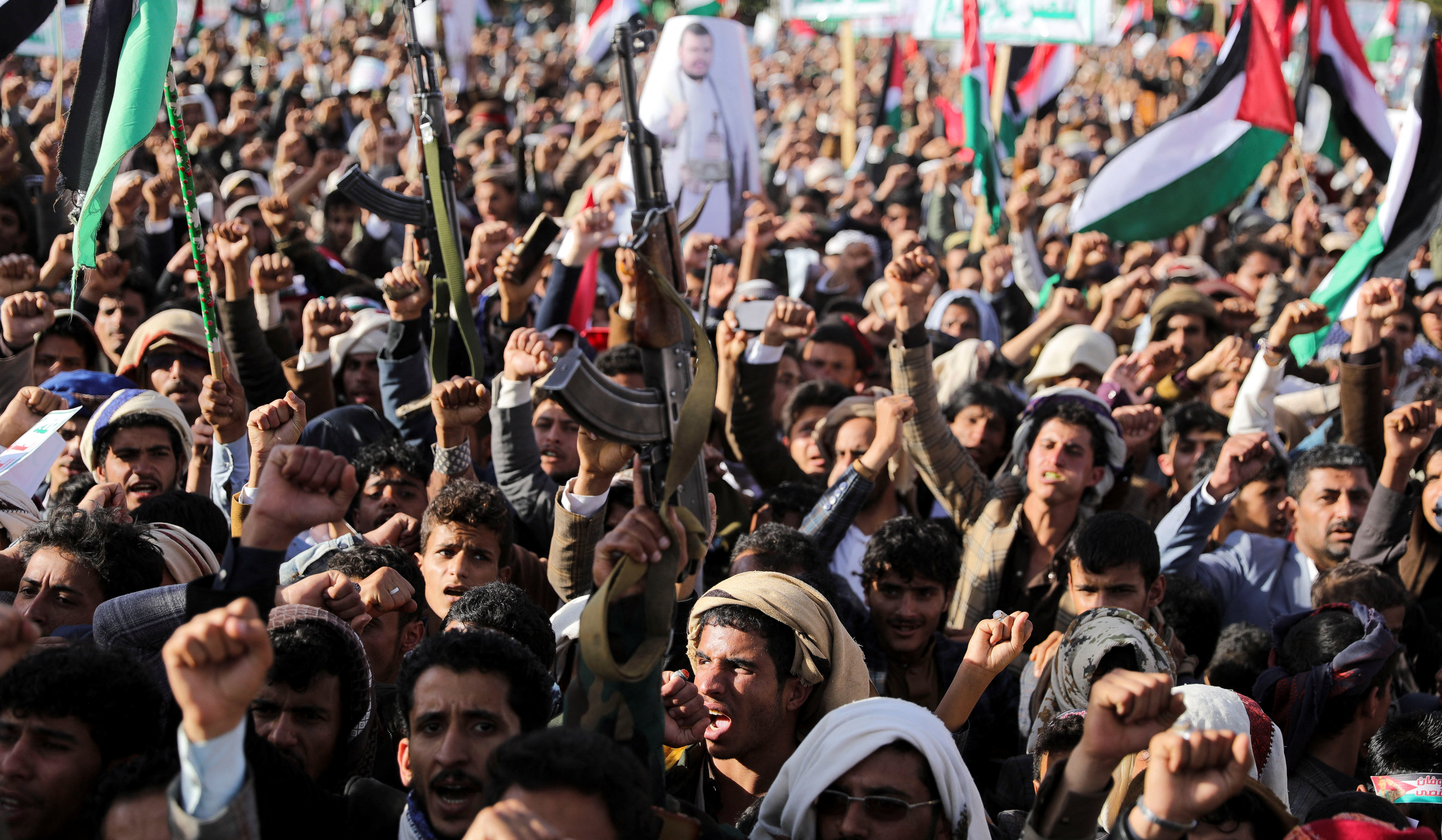 Thousands of Houthi supporters in Yemen rally in solidarity with Palestinians