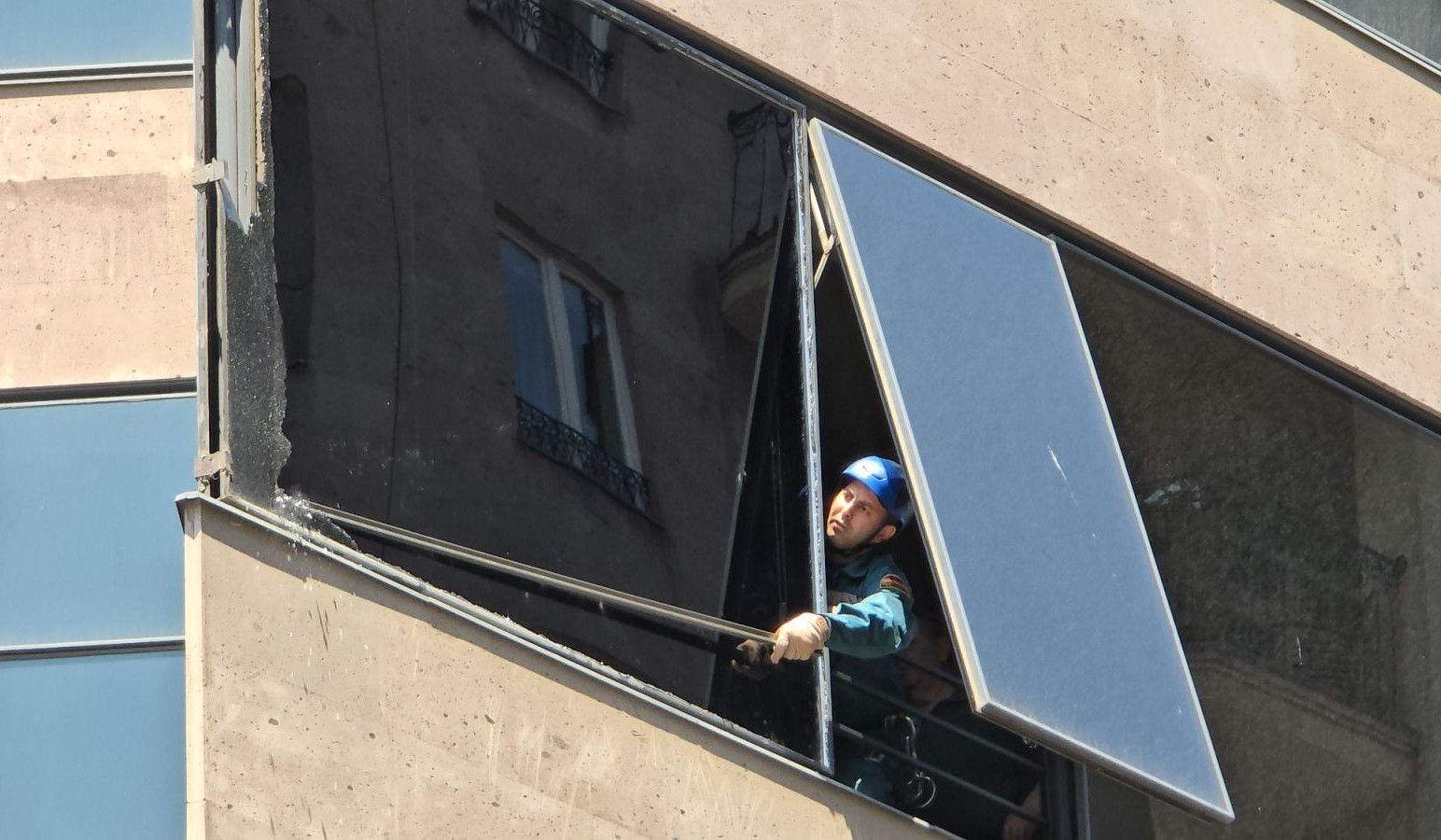 Հյուսիսային պողոտայի շենքերից մեկում փրկարարներն իրականացրել են պատուհանի ապակու վնասված հատվածի ապամոնտաժման աշխատանքներ