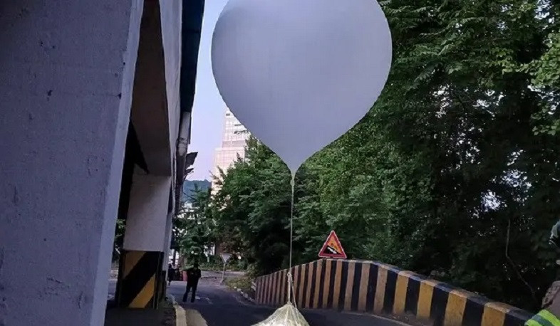 North Korean trash balloons flying into South seen at border