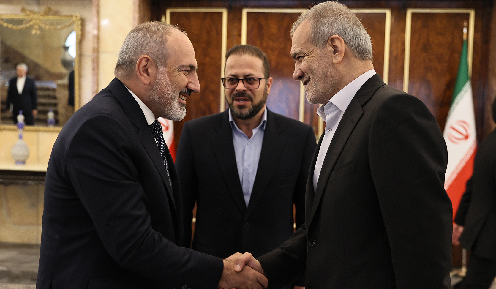 Pashinyan meets with Pezeshkian