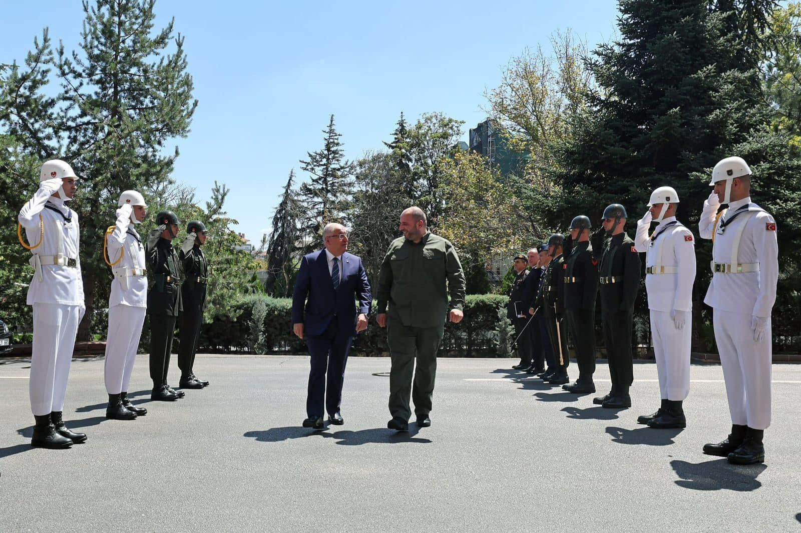 Ukrayna müdafiə naziri Türkiyəyə səfər edib