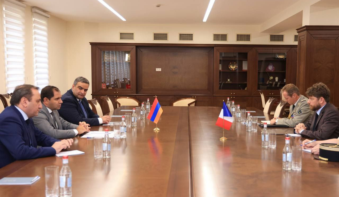 Papikyan and Decottignies discussed issues related to Armenia-France cooperation in field of defense