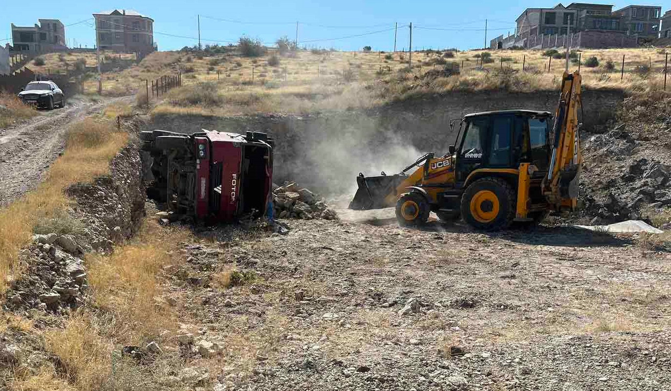 Առինջում քարով բեռնված բեռնատարը կողաշրջվել է և հայտնվել ձորակում. վարորդը հոսպիտալացվել է