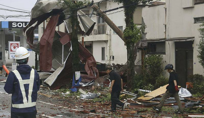 Six dead as Typhoon Shanshan lashes Japan