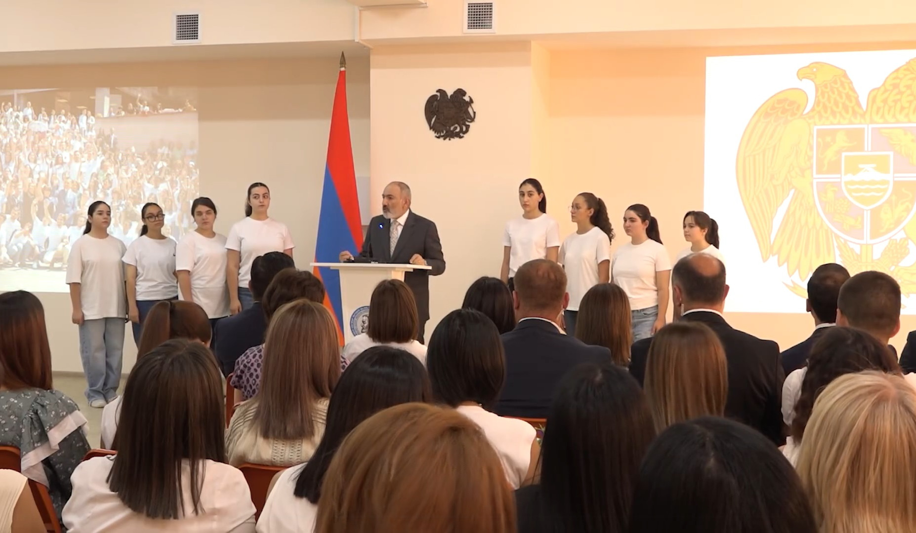 Մեր դպրոցների առանցքային պրոբլեմներից մեկը պաթոսի գերադրական աստիճանն է. Փաշինյան