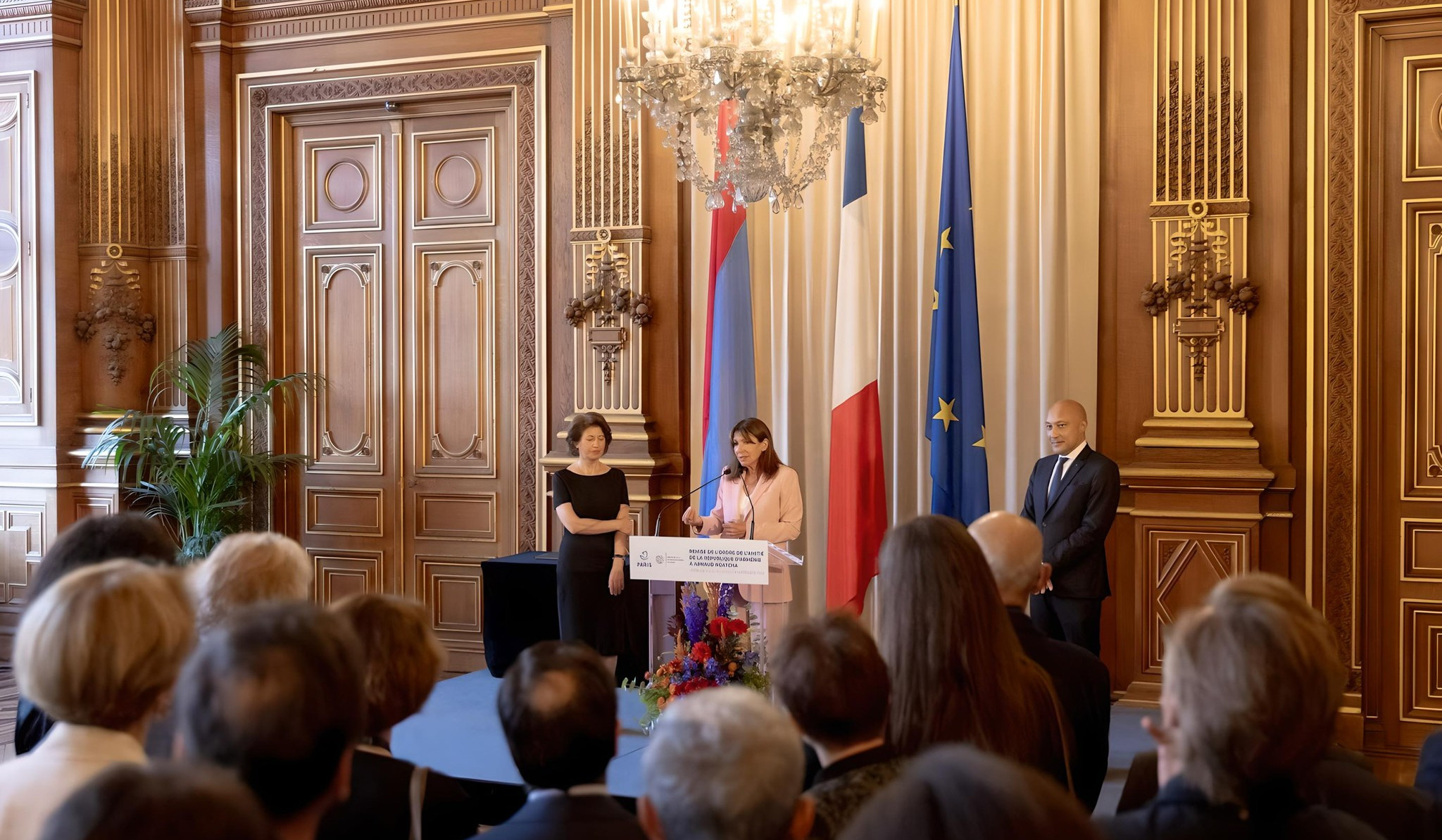 Ermənistan səfiri Paris merinin müavininə “Dostluq ordeni” təqdim edib