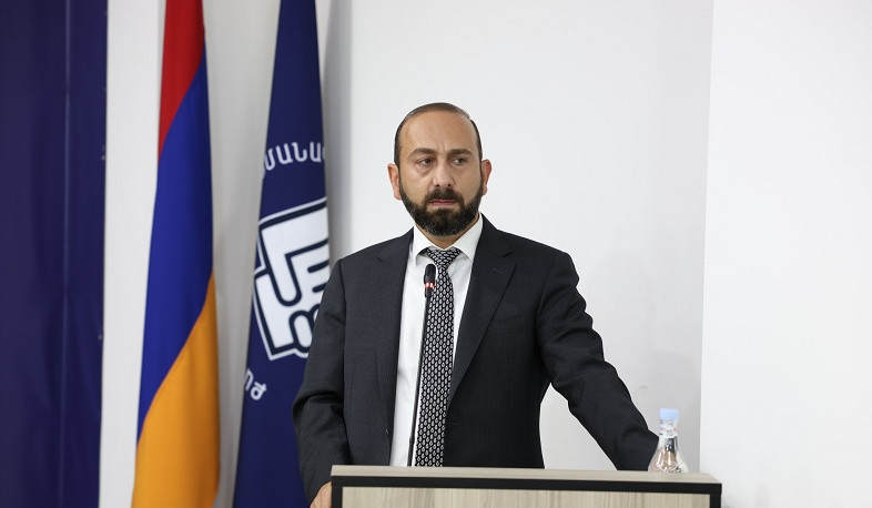 Ararat Mirzoyan made report at session of 'Civil Contact' initiative group