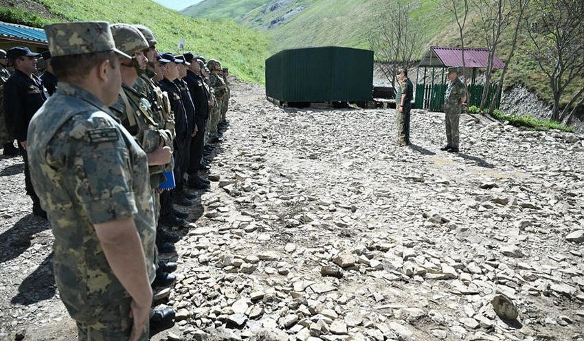 Закир Гасанов проверил боеготовность войск на условной границе