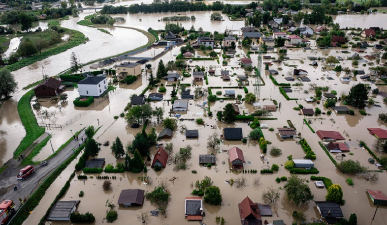 Flood-hit central Europe fortifies towns as waters and death toll rise