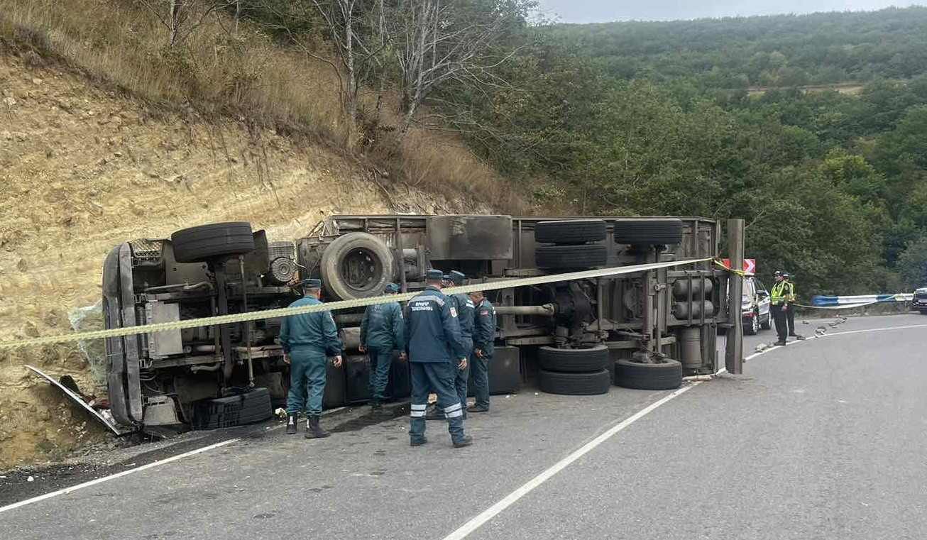 Սիսիան-Տաթև ավտոճանապարհին բեռնատար է կողաշրջվել․ կան տուժածներ