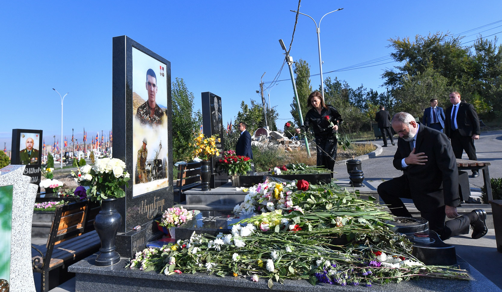 Baş nazir və həyat yoldaşı 44 günlük müharibədə həlak olan qəhrəmanların xatirəsini ehtiramla yad ediblər