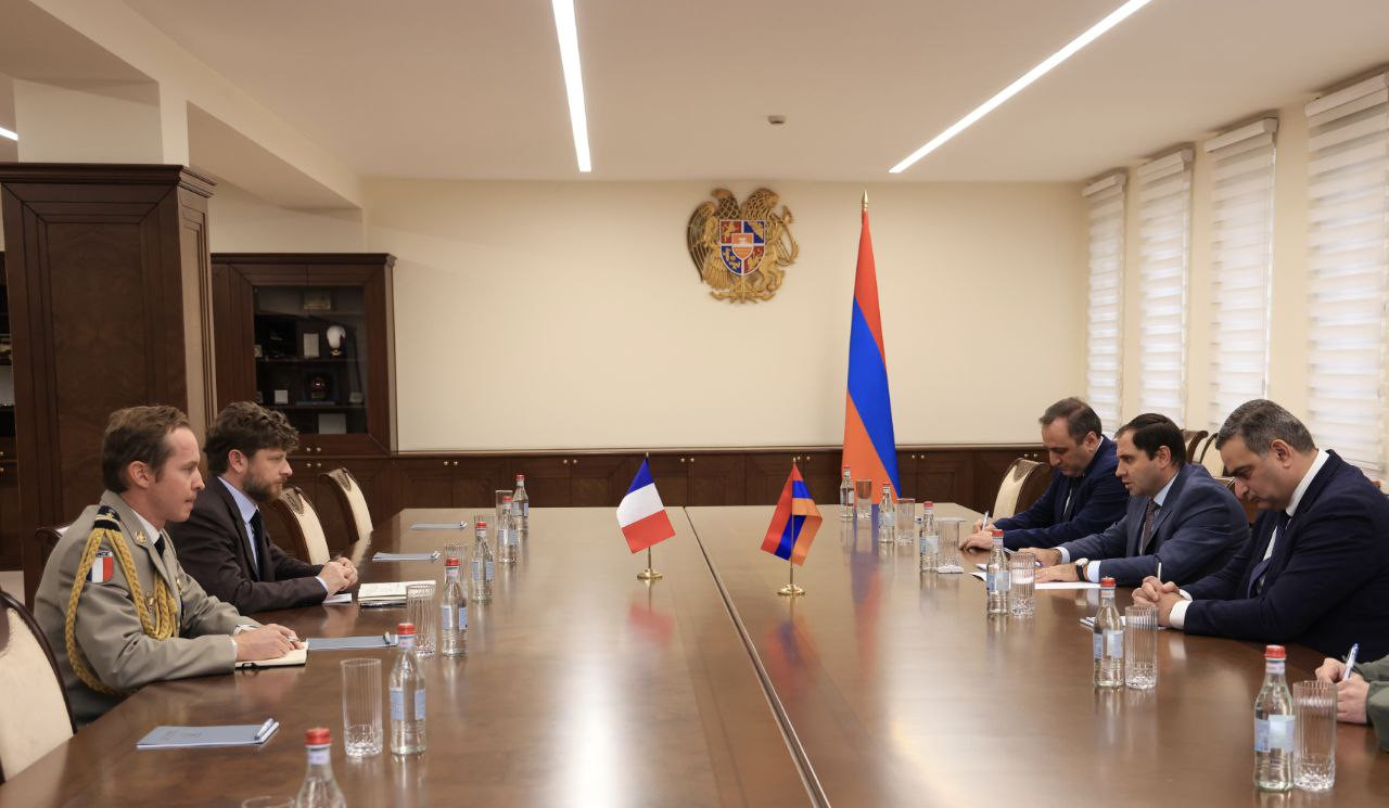 ՀՀ ՊՆ ղեկավարը ու Ֆրանսիայի դեսպանը քննարկել են պաշտպանության բնագավառում համագործակցությանն առնչվող հարցեր