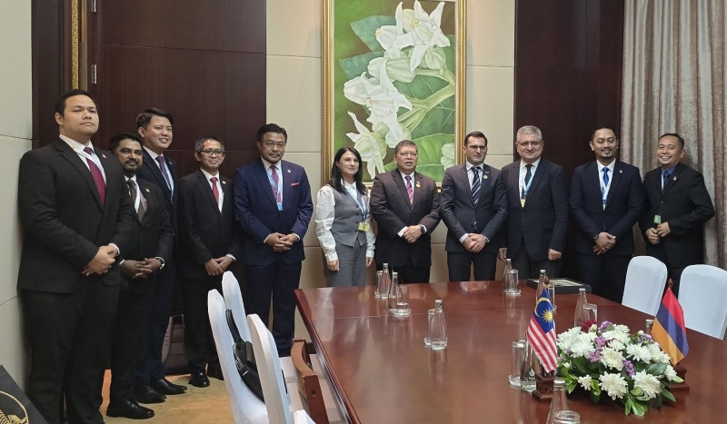 Hakob Arshakyan meets with Speaker of Parliament of Malaysia in Vientiane: Armenia is interested in activation of multilateral ties with Malaysia