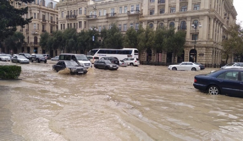 В результате сильного дождя улицы и дороги Баку оказались затоплены