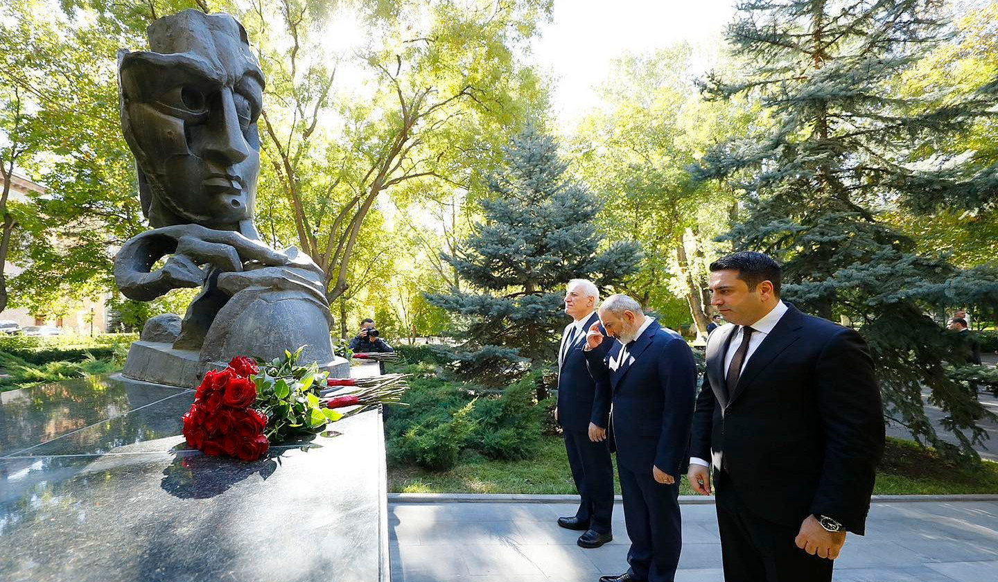 Prime Minister pays homage to the victims of the October 27 crime