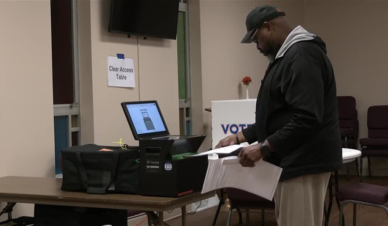 Election Day begins, first voters head to polls in presidential race