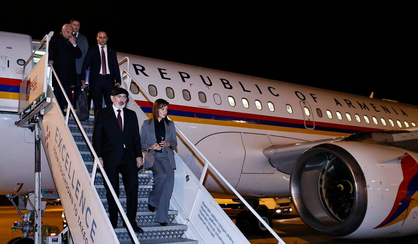 Prime Minister arrives in Budapest on a working visit with his wife