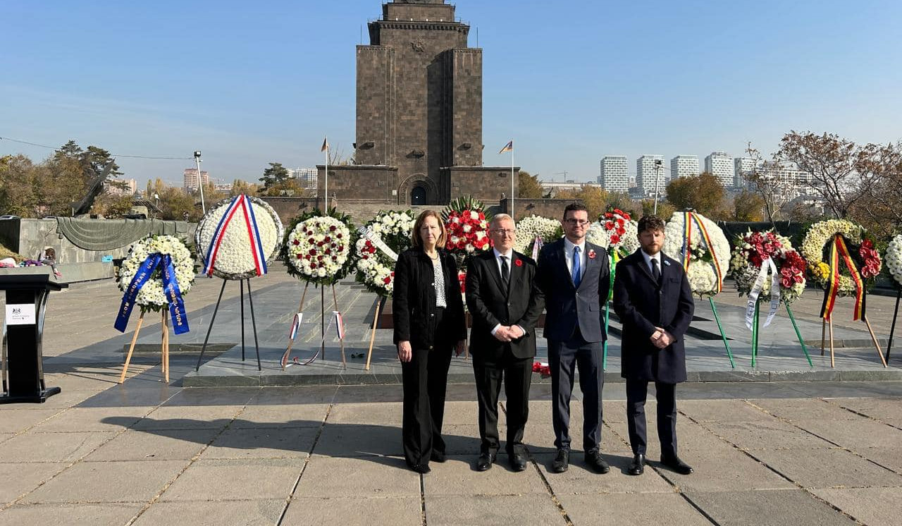 US ambassador paid tribute to victims of First and Second World Wars together with colleagues of allied countries