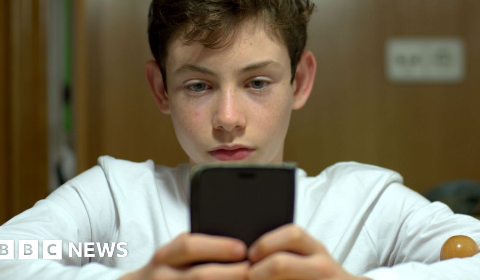 Australia approves social media ban on under-16s