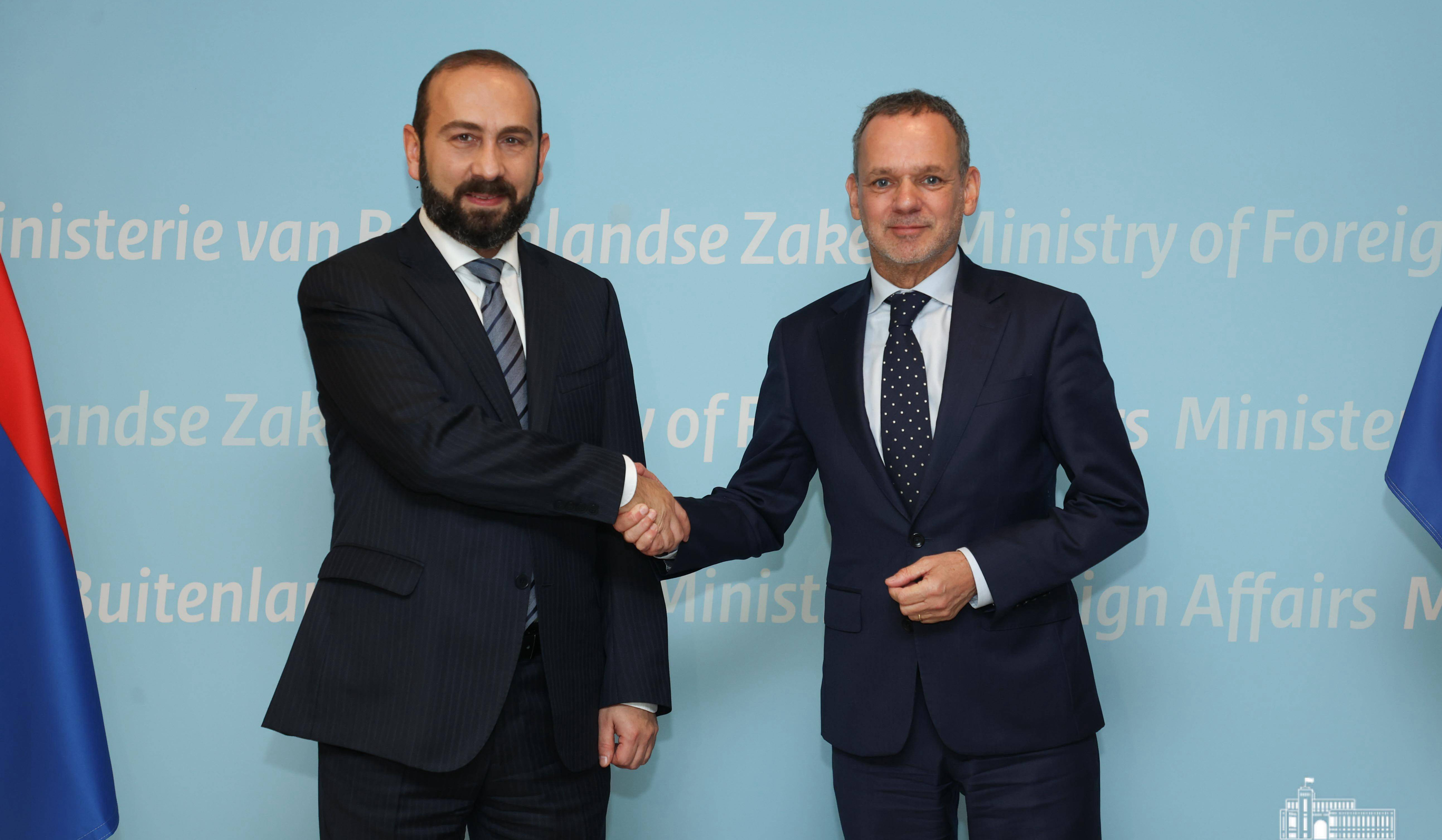 Mirzoyan Niderlandın xarici işlər naziri ilə görüşüb