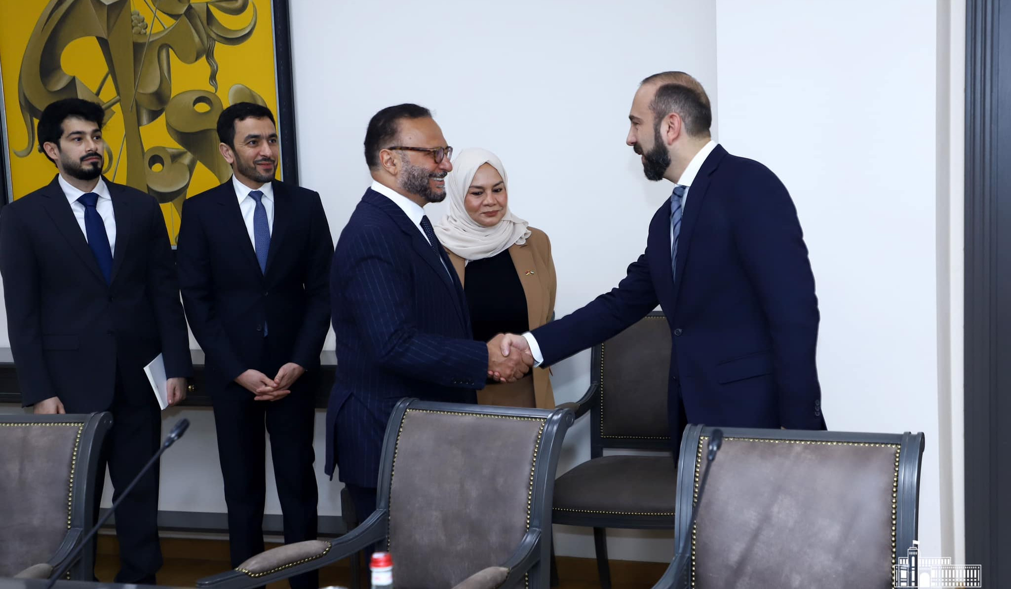 Mirzoyan BƏƏ prezidentinin diplomatik məsələlər üzrə müşavirinə Cənubi Qafqazda sülhün bərqərar olması ilə bağlı ER-nin baxışını təqdim edib