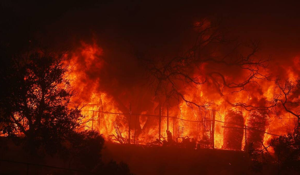 Wildfire rages in Los Angeles area neighbourhood