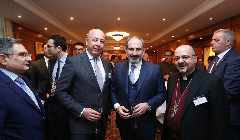 Nikol Pashinyan meets business executives in Switzerland