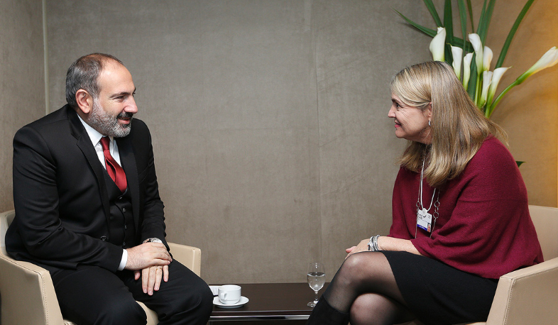 Nikol Pashinyan meets business executives in Davos