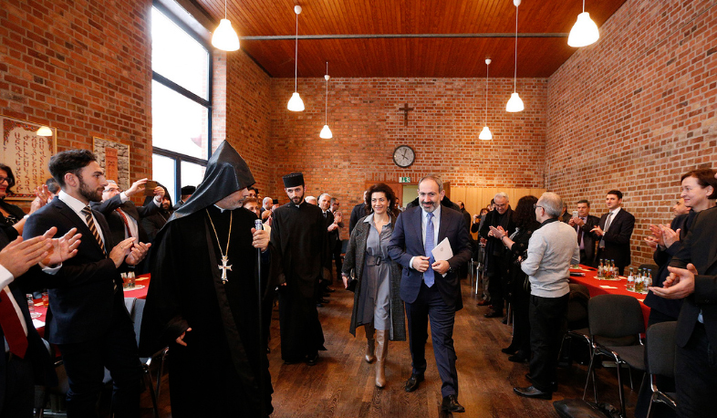 Nikol Pashinyan meets representatives of Armenian community in Germany