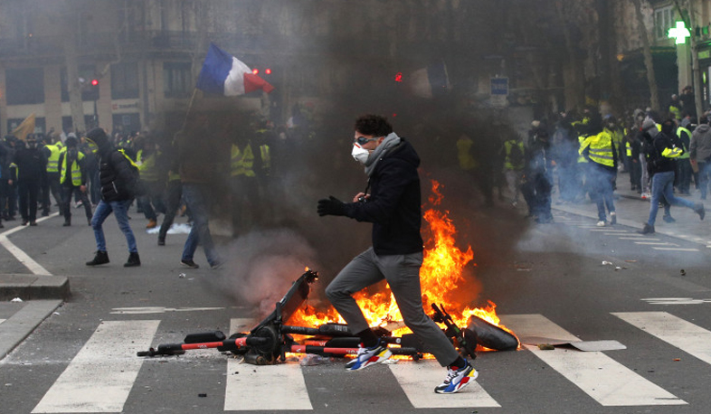 International news: Protests in France continue