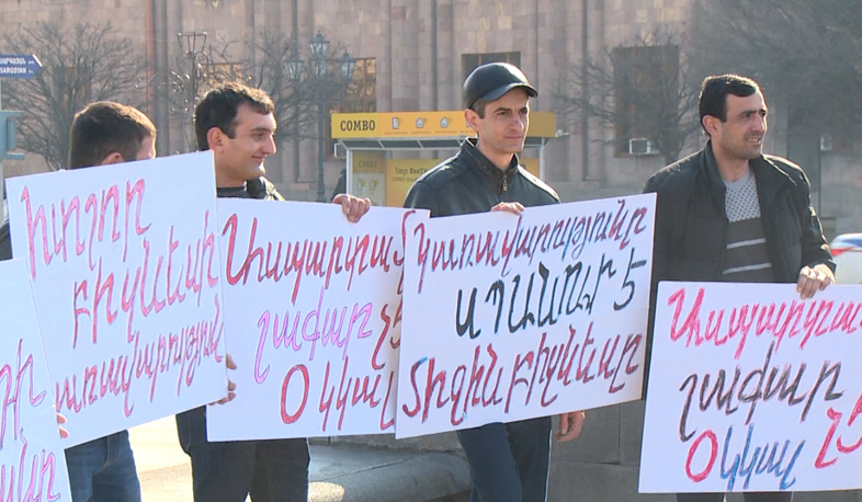 Employees of pawnshops and currency exchange points protest