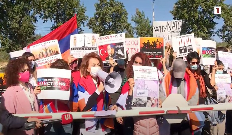 "We want peace". Artsakh women are holding a protest near the US Embassy in Armenia