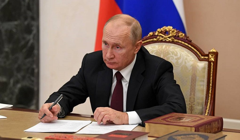 Путин наградил летчиков вертолета Ми-24, сбитого Азербайджаном в Армении