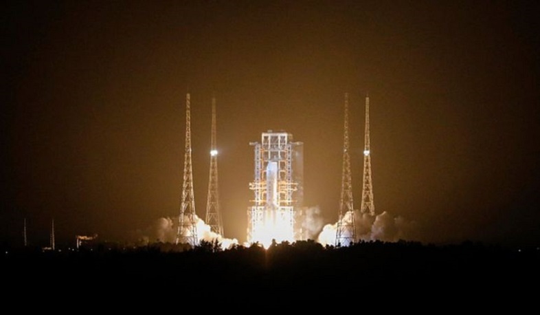 Китай отправил на Луну зонд "Чанъэ-5". Он должен доставить на Землю образцы грунта
