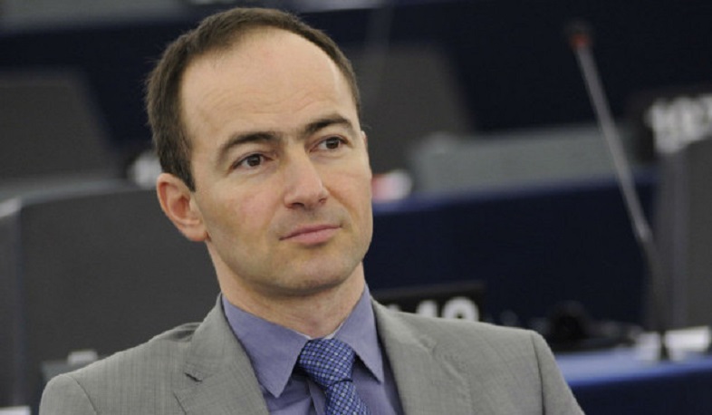Bütün hərbi əsirlər və saxlanılan şəxslə dərhal və heç bir şərt olmadan sərbəst buraxılmalıdırlar: Andrey Kovaçev