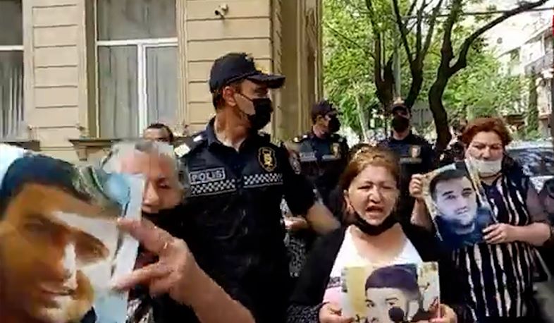 Gəncə məhbuslarının ailələri Prezident Aparatının qarşısında etiraz etdilər