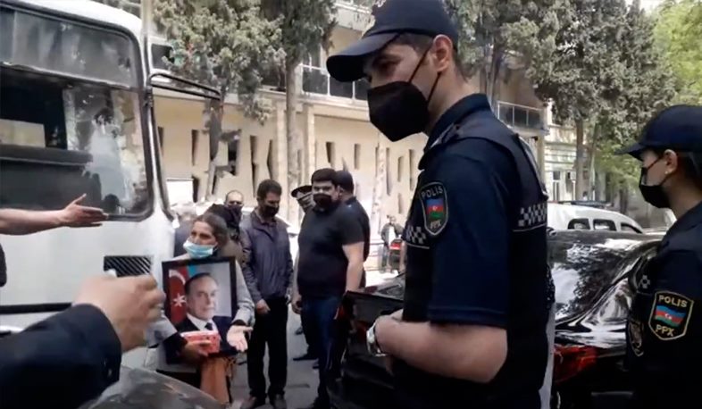 Xoşbulaq kəndinin bir qrup sakini Prezident Administrasiyasının binası qarşısında aksiya keçirib