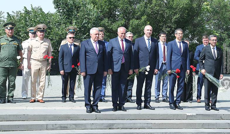 Վաղարշակ Հարությունյանը հարգանքի տուրք է մատուցել Մեծ հայրենականում զոհված մարտիկների հիշատակին