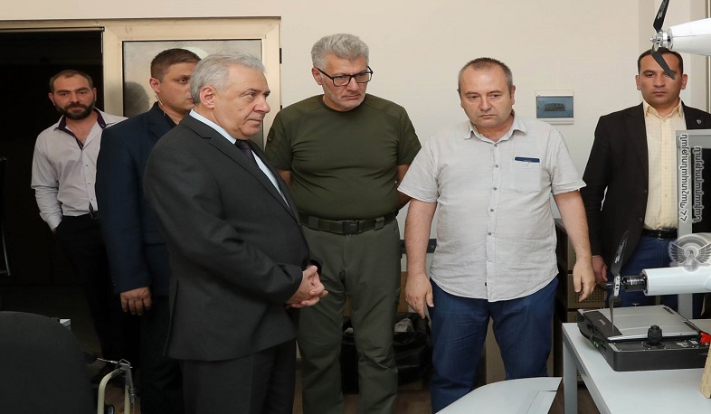 Vağarşak Harutyunyan hərbi sənaye şirkətlərini ziyarət edib