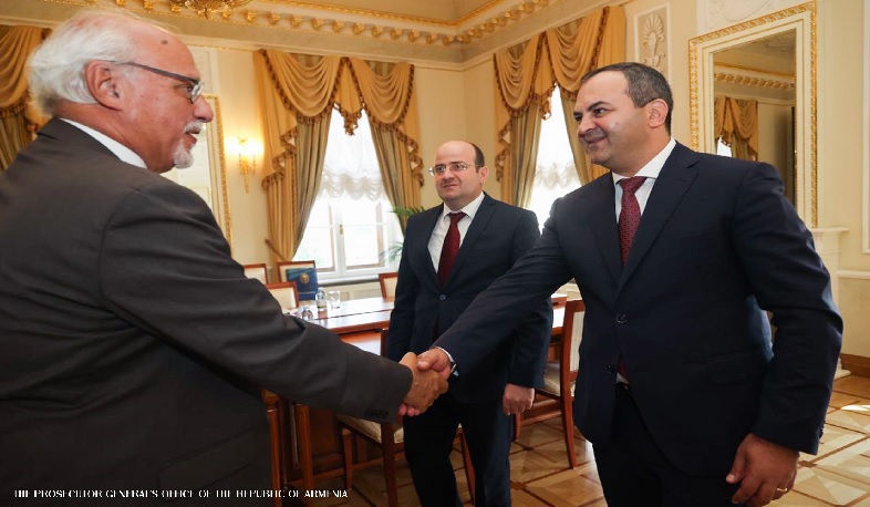Arthur Davtyan Kristos Yakumopulos ilə Artsax müharibəsinin humanitar nəticələrini müzakirə etdi