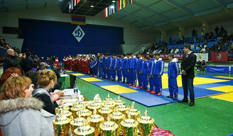50 young athletes from Moscow and Yerevan compete with each other at "Dinamo" stadium