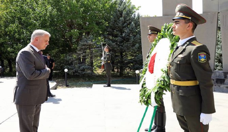 Stanislav Zas Yerablur hərbi panteonunu ziyarət etdi